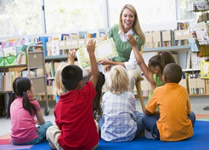 Nggak cuma ngelola perpustakaan, pustakawan juga harus bisa interaksi sama pengunjung anak-anak lho. Ini vcontoh perpustakaan yang memberikan layanan mendongeng anak.
